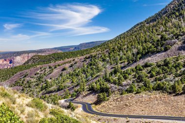 Asfalt parlak güneşte parlıyor. Yeni otobanın muhteşem yılanı. Biziz. Utah Kırmızı Kum Taşları. Güzel bir sonbahar günü