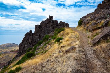  Adanın iki ana dağ zirvesini birbirine bağlayan tehlikeli yolları daralt. Pico de Orieiro ve Pico Ruivo dağları. Atlantik Okyanusu 'ndaki egzotik Madeira adası. 