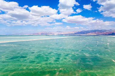  Ölü Deniz, gezegendeki en gizemli su kaynaklarından biri olarak kabul edilir. Ölü Deniz çamuru iyileştirici özelliklere sahiptir. Drone film çekiyor. Tedavi ve rahatlama için dinlenme yeri.