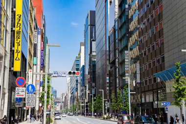 TOKYO, JAPONYAN - 21 Nisan 2023 Ginza dünyanın en lüks alışveriş merkezlerinden biri olarak kabul edilir. Ginza 