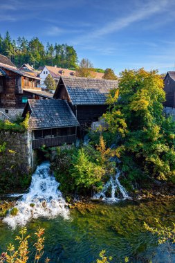 Küçük, dost canlısı kasaba Slunj-Rastoke. Slunjcica Nehri. Eski Avrupa 'yı büyülüyor. Resimli aynasızlar, sessiz nehirler, çağlayan şelaleler. Sıcak yaz günbatımı. Hırvatistan 'a Seyahat. 