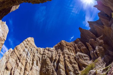 Yeni Zelanda, Omarama Clay Cliffs. Çamur, alüvyon ve çakıldan oluşan görkemli kayalar. Mavi açık gökyüzü ve parlak güneş. Yeni Zelanda 'nın zirveleri