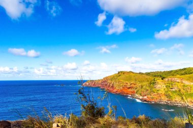 Sessiz bir körfez. Maui adası. Adanın pitoresk sahillerinde ılık okyanus suyu. Hawaii takımadaları.. 