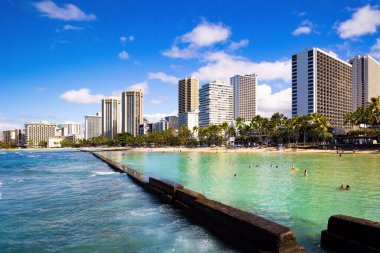 HONOLULU, ABD - 2 Ekim 2024: Waikiki Sahili dünyadaki en ünlü Pasifik plajıdır. Hawaii 'ye etkileyici bir gezi. Honolulu uluslararası turizm merkezidir.. 