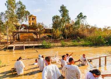 QASR AL YAHUD, ISRAEL, HAZİRAN 7, 2023: Büyük Gizem Vaftiz. Hıristiyanlar Ürdün Nehri 'nin kutsal sularında vaftiz edilir.. 