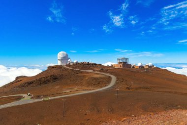 Hawaii 'deki Maui Adası. Meşhur gözlemevine giden yol. Haleakala Gözlemevi bir volkanın tepesinde yer almaktadır. Maui Adası gelişmiş astronomik araştırmalar için önemli bir merkezdir..