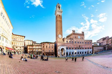 SIENA, İtalya - 28 Kasım 2019 İtalya 'da büyük turizm merkezleri. Tarihi şehir merkezi, kabuk şeklinde kare. Belediye binası, campanile. UNESCO Dünya Mirası Alanı.