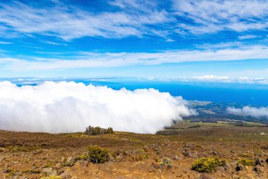 Haleakala Tepesi 'nin zirvesine giden yol. Hawaii takımadalarındaki Maui Adası. Eğlence ve eğlence için resim gibi ve çekici bir ada.. 
