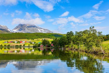  Eidsvatnet Gölü. Norveç 'in merkezindeki resimli dağlar. Dağın tepesinde kar var. İskandinavya 'da yaz. 