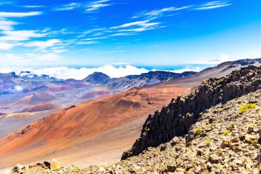 Gözlemevi Haleakala 'nın resim gibi bir çevresi var. Hawaii 'deki Maui Adası. Haleakala Gözlemevi volkanın tepesinde yer almaktadır.. 