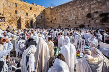 JERUSALEM, ISRAEL - 26 Eylül 2018: Sukkot. Kohanim 'in kutsaması. Binlerce Yahudi tallitlere sarılıp Batı Duvarı 'nda dua ediyor. Dini ve etnografik turizm kavramı
