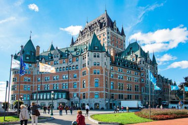 QUEBEC, CANADA - 30 Eylül 2015: Quebec 'in güzel mimari binası - Şato Frontenac Oteli. Kanada 'ya unutulmaz bir gezi. Uçurumun tepesindeki antik şehir. 