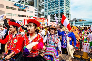 ODAIBA Adaları, JAPONYA, Mayıs 03, 2023: Peru delegasyonunun kostüm gösterisi. Odaiba Tokyo Körfezi 'nde büyük bir yapay adadır. Bayraklar, pankartlar ve müzik. 