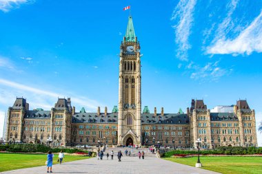 OTTAWA, Kanada - 3 Ekim 2015: Kanada Parlamento Barış Kulesi Kanada 'nın sembolüdür. Kanada 'ya harika bir yolculuk. Güzel yeşil çimenler bölgeyi süslüyor.
