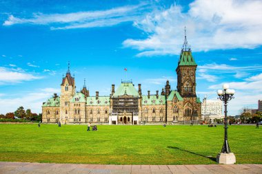 OTTAWA, CANADA - 3 Ekim 2015: Doğu Parlamento Bloğu önündeki büyük meydan turistler ve vatandaşlar için. Ottawa, Kanada 'nın başkenti. Kanada 'ya harika bir yolculuk.