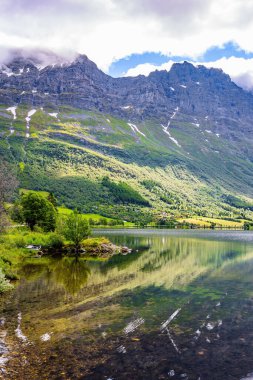 Suyun pürüzsüz yüzeyi korunan ormanları yansıtır. Eidsvatnet Norveç 'in en güzel gölleri. Temiz şeffaf su ile derin göl. 