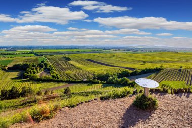 Gözlem güvertesinde özel bilgi işareti. Gün batımı. Kırsal yerleşim yerleri bile gün batımında aydınlanır. Avrupa 'nın merkezinde çiçek açan bir bölge. Güney Moravya, Çek Cumhuriyeti. 