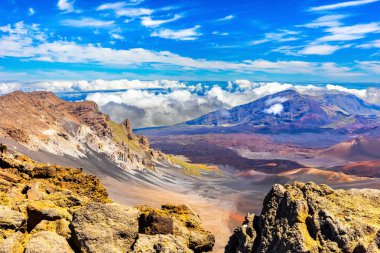Gözlemevi Haleakala 'nın inanılmaz bir çevresi var. Haleakala Gözlemevi volkanın tepesinde yer almaktadır. Hawaii 'deki Maui Adası. 