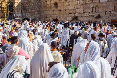 JERUSALEM, ISRAEL - 26 Eylül 2018: Binlerce Yahudi, Tallits 'e sarılı, Ağlama Duvarı' nda dua ediyor. Sonbahar sabahı Sukkot. Yahudilerin dört adet ayin bitkisi var.. 
