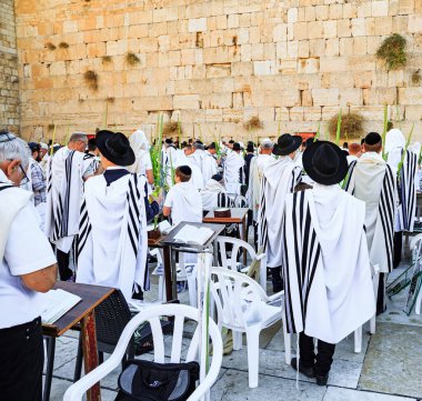 JERUSALEM, ISRAEL - 26 Eylül 2018: Kohanim 'in Kutsaması. Sonbahar sabahı Sukkot. Dindar Yahudiler, Tallit 'e sarılı olan Batı Tapınak Duvarı' nda dua ediyorlar.