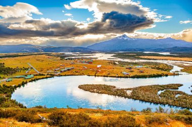Serrano kıyı nehri vadisi. Şili. Şili Patagonya 'ya egzotik bir yolculuk. Nehir buzullardan gelen erimiş suyla beslenir. Muhteşem bir manzara. Temiz su gökyüzünü ve bulutları yansıtır.