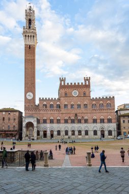 SIENA, İtalya - 28 Kasım 2019: tarihi şehir merkezi, ünlü kabuk şekilli kare. Belediye binası, kule - campanile. İtalya 'da büyük turizm merkezleri. UNESCO Dünya Mirası Alanı.