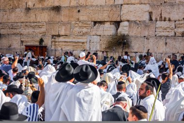 JERUSALEM, ISRAEL - 26 Eylül 2018: Binlerce Yahudi Ağlama Duvarı 'nda dua ediyor. Büyük Yahudi bayramı - Sukkot bir hasat festivali. Dini ve fotoğraf turizmi kavramı