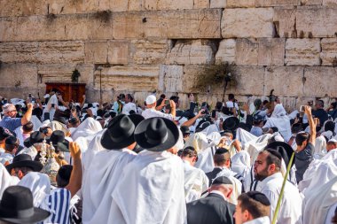 JERUSALEM, ISRAEL - 26 Eylül 2018: Binlerce Yahudi Ağlama Duvarı 'nda dua ediyor. Büyük Yahudi bayramı - Sukkot bir hasat festivali. Dini ve fotoğraf turizmi kavramı