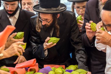 JERUSALEM, ISRAEL - 20 Eylül 2018: dindar genç Yahudiler etrogu seçerler. Sukkot arifesinde Kudüs 'te tatil öncesi çarşı. Dini, etnografik ve fotoğraf turizmi kavramı