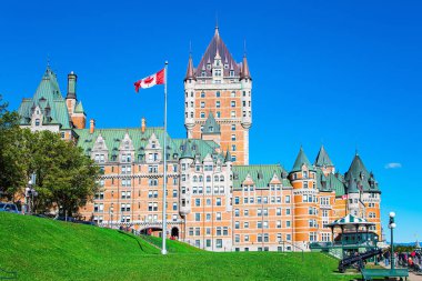 QUEBEC, Kanada - 30 Eylül 2015: Uçurumun üzerindeki antik şehir. Quebec 'in güzel mimari binası - Chateau Frontenac Oteli. Kanada 'ya unutulmaz bir yolculuk. 