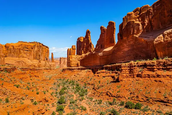 Adliye Binası ve Park Bulvarı. Büyük kırmızı-kahverengi kumtaşı figürleri ve grupları inanılmazdır. Kemerlerin en parlak parkı. ABD. 