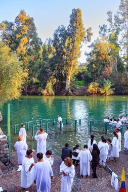 YARDENIT, ISRAEL - 21 Ocak 2012: Yardenit Ürdün Nehri 'nin Galilee Denizi' nden çıkış noktasıdır. İnananların vaftiz ayini. Soğuk güneşli Ocak günü.
