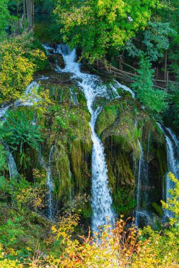 Slunjcica Nehri. Çeşitli çağlayan şelaleler. Eski Avrupa 'yı büyülüyor. Sıcak yaz günbatımı. Küçük, dost canlısı kasaba Slunj-Rastoke. Hırvatistan 'a Seyahat. 