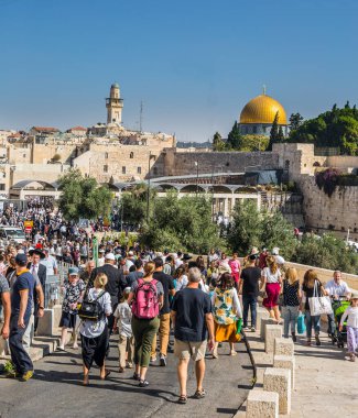 JERUSALEM, ISRAEL - 26 Eylül 2018: Kohanim 'in Kutsaması. Turistler, tapınağın batı duvarındaki törenden sonra dağılıyorlar. Sonbahar sabahı Sukkot