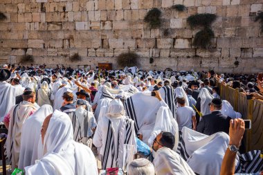 JERUSALEM, ISRAEL - 26 Eylül 2018: Binlerce Yahudi Ağlama Duvarı 'nda dua ediyor. Batı Duvarı 'nın arkasında dua eden kadınlar. Büyük Yahudi bayramı - Sukkot bir hasat festivali