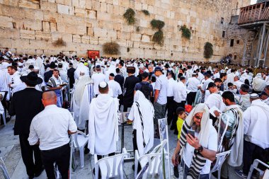 JERUSALEM, ISRAEL - 26 Eylül 2018: sabah sonbahar Sukkot. Dindar Yahudiler Tallit 'teki Batı Tapınak Duvarı' nda dua ediyorlar. Kohanim 'in bereketi..