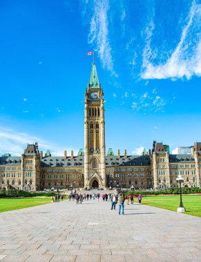 OTTAWA, CANADA - 3 Ekim 2015: Kanada Parlamento Barış Kulesi Ottawa 'nın ana simgesidir. Ottawa, Kanada 'nın temiz, politik ve kültürel merkezidir. Kanada 'ya harika bir yolculuk. 