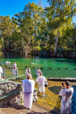 YARDENIT, ISRAEL - 21 HAZİRAN 2023: Yardenit, Katolikler ve Ortodoks Hıristiyanlar için bir vaftiz merkezi. Güneşli kış günü. Soğuk su hacıları korkutmaz..