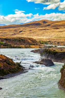 Büyük kaya Rio Paine Nehri 'nin hızlı akışını engelledi. Dünyanın en pitoresk ve egzotik parkının harikaları. Şili, Güney Amerika. Torres del Paine Ulusal Parkı. 