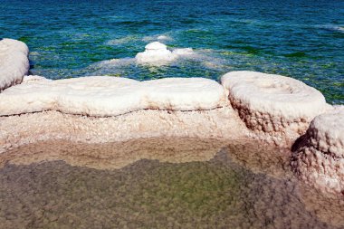 Eriyen buzullar yüzünden Pehoe Gölü 'nün masmavi suları. Pehoe Gölü kıyısındaki toprak yol. Şili Torres del Paine Ulusal Parkı. Patagonya.
