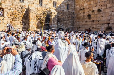 JERUSALEM, ISRAEL - 26 Eylül 2018: Kohanim 'in Kutsaması. Tallitlere sarılı binlerce Yahudi Ağlama Duvarı 'nda dua ediyor. Sonbahar sabahı Sukkot. 