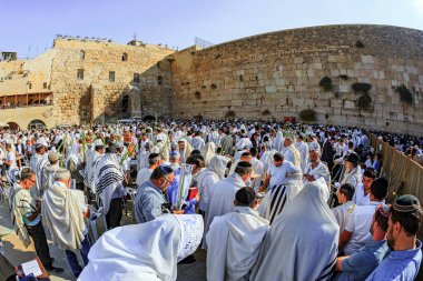 JERUSALEM, ISRAEL - 26 Eylül 2018: büyük dini Yahudi bayramı. Batı Duvarı 'nda binlerce Yahudi dua ediyor. Cohanim 'in lütfu.. 