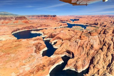 Su deposundaki su seviyesinin düşmesine kuraklık neden oldu. ABD. Colorado Nehri. Kızıl kumtaşı ve Powell Gölü 'nün parlak mavi sularından oluşan gölün dolambaçlı kıyıları..