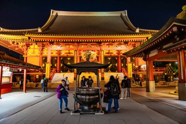 TOKYO, JAPONYAN - 23 Nisan 2023: Tapınak kompleksi gece gökyüzüne karşı güzelce aydınlatılmıştır. Senso-ji - 