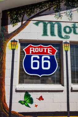 ROUTE 66, ARIZONA, ABD - 8 Ekim 2009: Grafiti ile evin duvarı. Tarihi Otoyol 66, ABD 'de manzaralı popüler bir yoldur. Otoyol 66, tarihi eser. 