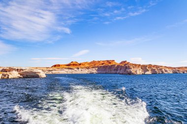  Tekne arkasında beyaz bir köpük izi bırakıyor. Sıcak bir günde harika bir tekne yolculuğu. Biziz. Colorado Nehri. Powell Gölü insan yapımı bir rezervuar..