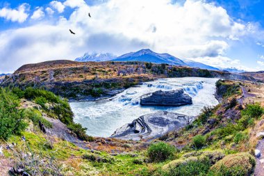 Şili, Güney Amerika. Şelale köpüğü ve köpük. Şelale del Rio Paine. Dünyanın en pitoresk ve egzotik parkının harikaları. Torres del Paine Ulusal Parkı. 