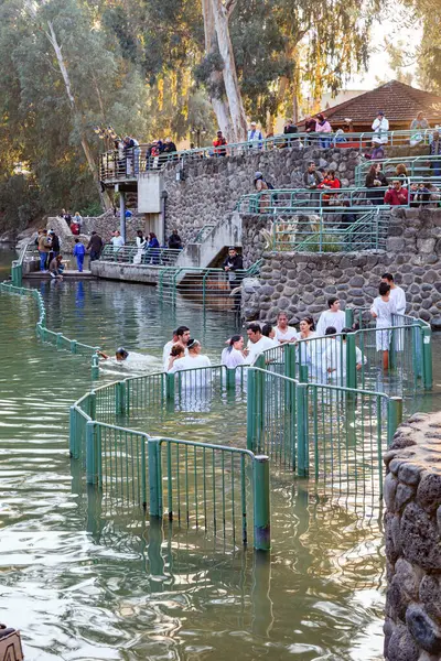  YARDENIT, ISRAEL - 21 HAZİRAN 2012: Beyaz vaftiz gömleklerine inananlar Ürdün Nehri 'nin sularına giriyor. Yardenit, Ürdün Nehri 'nin Celile Denizi' nden çıkış noktasıdır.. 