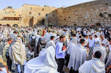 JERUSALEM, ISRAEL - 26 Eylül 2018: Cohanim 'in kutsaması. Büyük dini Yahudi bayramı. Batı Duvarı 'nda binlerce Yahudi dua ediyor.