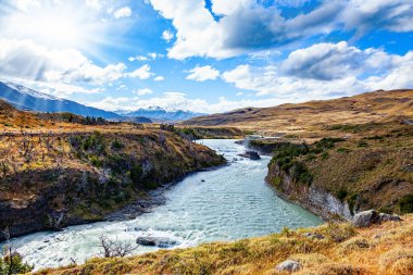 Torres del Paine Ulusal Parkı. Büyük kaya Rio Paine Nehri 'nin hızlı akışını engelledi. Şili, Güney Amerika. Dünyanın en pitoresk ve egzotik parkının harikaları.